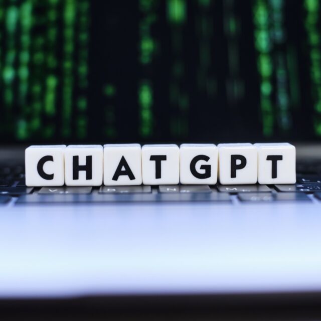 ◉Chat GPT ! 
「穀雨とは、二十四節気の一つで、4月19日または20日頃に訪れる季節です。この時期は、大地に豊かな雨が降り、稲や麦などの作物が成長する時期です。
　東洋医学では、穀雨の時期は体内の湿気が増え、気を養うのに適した時期とされています。湿気が多くなることで、身体が重くなり、疲れやすくなることがあります。そのため、食物や生活習慣に注意を払う必要があります。
　食物面では、消化器官を助ける食材がおすすめです。例えば、薬味として使われる山椒や生姜、また酸味がある食材、例えば梅干しやレモンなどを取り入れることが良いでしょう。また、水分補給も大切ですが、冷たい飲み物は避け、体温を上げる効果がある温かい飲み物を摂るようにしましょう。
　生活習慣面では、湿気を排出するために適度な運動をし、汗をかくようにすることが大切です。また、室内の湿度を上げすぎないようにし、換気を心がけることも重要です。身体の調子が崩れそうな場合は、早めに医師に相談することが必要です」
　
　と、ここまでが今や世界中で話題となっている「ChatGPT」に「穀雨をテーマに、東洋医学を含めて600字程度の作文を書いて」と入力したところ、まさにあっという間、ものの10秒程で作成された文章です。どうですか皆さん？読んでみて違和感はありましたか？ではもう一つ、

　「穀雨は、陰暦の二十四節気のひとつであり、春の終わりと夏の始まりを告げる大切な節目です。この時期、雨が降りやすくなり、稲の成長にとって非常に重要な時期でもあります。
　鍼灸は、穀雨の時期に体調を整えるためにも効果的な治療法のひとつです。この時期には、風邪やアレルギーなどの症状が増えやすく、身体の調子が崩れやすいため、鍼灸を受けることで免疫力を高めることができます。
　また、穀雨の季節は湿度が高くなるため、むくみや肩こり、関節痛といった症状も起こりやすくなります。鍼灸は、身体の経絡を刺激することで筋肉の緊張をほぐし、血液循環を促進することでこれらの症状を緩和する効果があります。
　さらに、穀雨は五臓のうち脾臓に関連する季節でもあります。脾臓は、身体の栄養を摂取し、血液を作り出す大切な臓器であり、穀雨の時期には特に脾臓の働きが弱まりやすくなります。鍼灸は、脾臓を刺激することで消化吸収を改善し、身体の栄養バランスを整える効果があります」
　
　どうですか？これは同じく「ChatGPT」に「穀雨をテーマに、鍼灸を含めて600字程度の作文を書いて」と入力したところ、またもやものの10秒程で作成された文章です。
いや～これはすごいことになりました！なるほどこれでは教育機関が慌てるはずです。4月12日付の京都新聞のトップ記事は「チャットGPT 大学に警戒感」の大見出しで、学生のAI対話型ソフト利用に関する記事と、複数の大学の対応状況が掲載されていました。政府は国会答弁の作成にチャットGPTの活用を検討すると、西村経済産業大臣がコメントするほどに。
AI人工知能にできないことは何か？と考えた時「温かな、そして繊細な指先でツボを探り鍼を打ち、灸をすえながら患者様と心を通わせる会話をして、心身の健康増進に寄与する」という鍼灸師の役割は、この先のいかなる人工知能を備えたロボットにも、それはできないと筆者は思ったのですが、皆さんはどう思われるでしょう？
　しかし、DX（デジタルトランスフォメーション）のもたらす社会の変化は、人の生活そのものを大きく変えていきます。鍼灸東洋医学と最新のテクノロジーをいかに融合させて現場の臨床に活かしていくか。それが「温かで繊細な指先とホスピタリティを備えた鍼灸師」に、これから必ず求められるのではないかと筆者は思います。

※この内容の意見や見解は、あくまで書き手個人のものであり、
日本鍼灸師会または役員の見解や意見を代表するものではありません。

#chatgpt 
#AI
#東洋医学 
#はりきゅう
#鍼灸
#鍼灸師 
#日本鍼灸師会