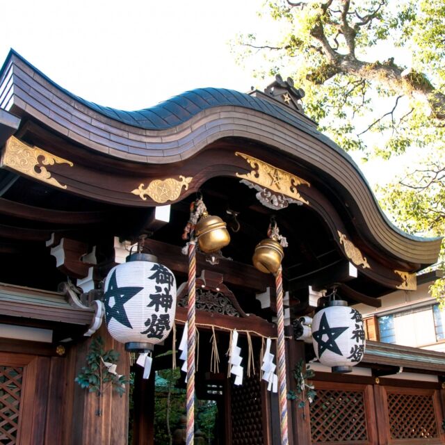 ◉晴明さん
　筆者の住む京都の上京区に、今日の節気と同じ名前の「晴明さん」と人々に親しく呼ばれる神社があります。
　2001年に滝田洋二郎監督、野村萬斎の主演で製作された日本映画『陰陽師』（おんみょうじ）の主人公である安倍晴明（あべのせいめい）を祀った神社です。
　安倍晴明という方は、今から千年の昔に平安時代の京の都におられた陰陽師（おんみょうじ）で、天才陰陽師として君臨し、その伝説は時代とともに広がり浄瑠璃や歌舞伎、能にも取りあげられてきました。
　晴明を始めとする陰陽師たちが携わった陰陽道とは、暦学や天文学の知識を活かして呪いや占い、祭りをする宗教で、中国の陰陽・五行思想を取り入れて、平安時代の日本で成立しました。
　陰陽師には、二面性があるとされます。一つは中国伝来の陰陽五行説（いんようごぎょうせつ）によって天体を観測することや暦を作成する科学者的側面。もう一つは、式盤を使って吉凶を占うことや自在に式神（しきがみ、陰陽師の意のままに動く鬼神）を自由に操る呪術師的な側面です。（福島稲荷神社HPより抜粋編集）
　われわれ鍼灸師も「陰陽五行説」を中核とした「中医学」を源泉とする治療をおこなう者ですから、上記の「科学者的側面」においては「陰陽師」的役割を担うと言ってもあながち間違いではないと申せましょう。ただ、もう一面の「呪術師的」な側面に関しては個人の能力に負うところですから、読者の皆さんのご判断とご想像にお任せします。

※この内容の意見や見解は、あくまで書き手個人のものであり、
日本鍼灸師会または役員の見解や意見を代表するものではありません。